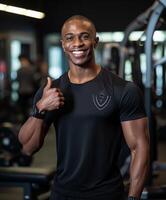 gesund muskulös Mann zeigen Daumen oben beim das Fitnessstudio foto