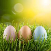 Ostern Eier im Gras gegen sonnig Frühling Hintergrund, natürlich zum Sozial Medien Post Größe foto