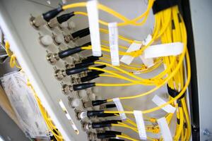 Glasfaser mit Servern in einem Technologie-Rechenzentrum foto