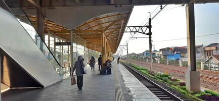 Aktivität Menschen beim Eisenbahn Zug Bahnhof bekasi. lokal Zug Indonesien. Eisenbahn Straße. Westen Java, Indonesien - - April 8 2024 foto