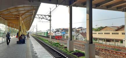 Aktivität Menschen beim Eisenbahn Zug Bahnhof bekasi. lokal Zug Indonesien. Eisenbahn Straße. Westen Java, Indonesien - - April 8 2024 foto