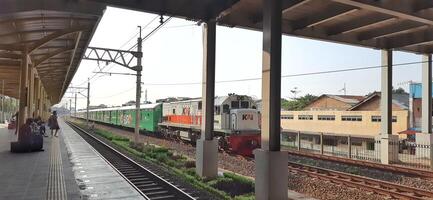 Aktivität Menschen beim Eisenbahn Zug Bahnhof bekasi. lokal Zug Indonesien. Eisenbahn Straße. Westen Java, Indonesien - - April 8 2024 foto