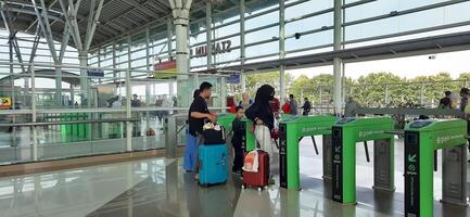 das Atmosphäre Reisende oder Mudik Lebaran oder Pulang Kampung oder idul fitri Momente im Zug Bahnhof bekasi. Westen Java, Indonesien - - April 8 2024 foto