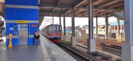 Aktivität Menschen beim Eisenbahn Zug Bahnhof bekasi. lokal Zug Indonesien. Eisenbahn Straße. Westen Java, Indonesien - - April 8 2024 foto