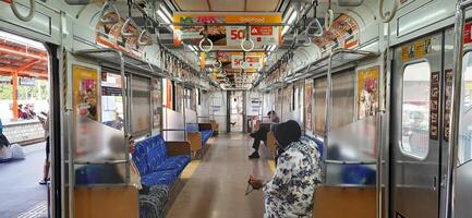 Aktivität Menschen beim Eisenbahn Zug Bahnhof bekasi. lokal Zug Indonesien. Eisenbahn Straße. Westen Java, Indonesien - - April 8 2024 foto