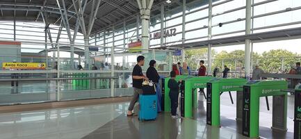 das Atmosphäre Reisende oder Mudik Lebaran oder Pulang Kampung oder idul fitri Momente im Zug Bahnhof bekasi. Westen Java, Indonesien - - April 8 2024 foto