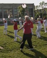 dnepr, Ukraine - - 21.06.2021 Gruppe von Alten Menschen tun Gesundheit und Fitness Gymnastik im das Park. foto