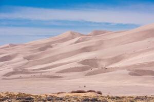 Sangre de Cristo Berge erhebt euch über das großartig Sand Dünen National Park im Colorado foto
