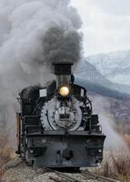 Jahrgang Dampf Zug wogend Rauch und Dampf wie es bewegt sich durch das Berge. foto