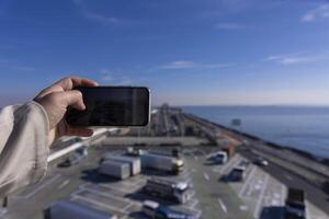 ein der Verkehr Marmelade Schießen durch Smartphone auf das Autobahn beim Tokyo Bucht Bereich im Chiba foto