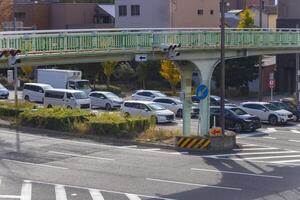 ein der Verkehr Marmelade beim das groß Kreuzung im Kyoto tagsüber foto