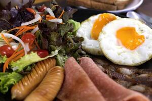 gesund Frühstück mit frisch organisch Gemüse Salat gebraten Ei und Würste foto