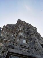 prambanan Tempel mit hell Blau Wolken foto