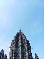 prambanan Tempel mit hell Blau Wolken foto