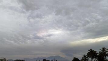 das Blau und schön ländlich Himmel dekoriert mit Bäume foto