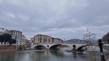 Verona ist ein Stadt im das Venedig Region im Nord Italien. das alt Stadt, Dorf Bereich ist gelegen auf ein Kurve von das adige Fluss. Verona, Italien 3.01.2024 foto