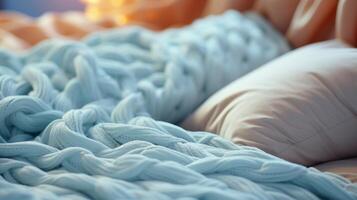 gemütlich Schlafzimmer mit stricken Decke Komfort Sanft Blau Licht Winter foto