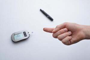 niedrig Blut Glucose erkannt nach testen mit Streifen Gerät und klein Blut Probe. illustrieren Gesundheit Überwachung und Diabetes Verwaltung foto