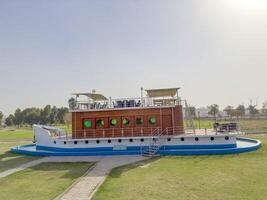 schließen Aussicht von Vorderseite sperren von Boot geformt Restaurant im Center von Boden und wolkig Himmel foto