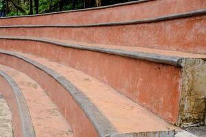 Nahansicht Aussicht von das alt gebogen Beton Treppe im das Stadt Park. foto