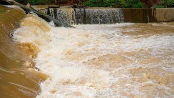 das trübe Fluss Wasser fließt schnell nach das Regen. foto