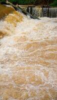 das trübe Fluss Wasser fließt schnell nach das Regen. foto