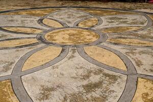 das schön Aussehen von ein klassisch Fliese Fußboden im ein Stadt Park. foto