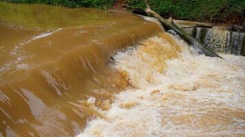 das trübe Fluss Wasser fließt schnell nach das Regen. foto