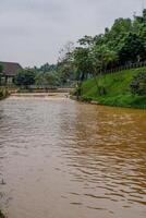 das trübe Fluss Wasser fließt schnell nach das Regen. foto