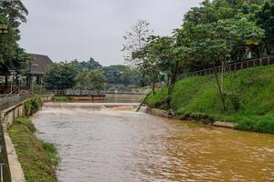 das trübe Fluss Wasser fließt schnell nach das Regen. foto