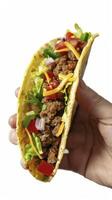 ein Hand halten ein Taco isoliert auf Weiß Hintergrund foto