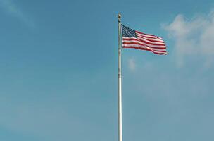 amerikanische Flagge gegen blauen Himmel foto