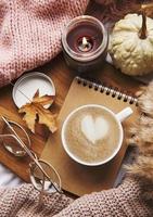Herbststillleben mit Kürbissen und Kaffee foto