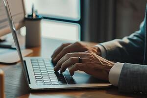 korporativ Geschäftsmann im passen Arbeiten auf Laptop im seine Büro foto
