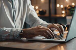 korporativ Geschäftsmann im passen Arbeiten auf Laptop im seine Büro foto