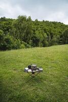 falten kompakt Tabelle zum Camping im Natur, Tourist Essen auf ein Wanderung, Geschirr zum Kochen, fertig Frühstück von ein Tourist. foto