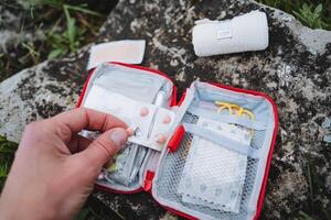 Rosa Tablets zum Bauch Schmerzen auf ein Wanderung, zuerst Hilfe Kit zum reisen, zuerst Hilfe Bausatz, Camping Ausrüstung, ein einstellen von Medikamente ist im das Tasche foto