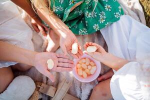 Mais Stöcke Lüge im das Kinder Palme, Kinder- Hände halt Süßigkeiten, ein Sommer- Picknick im Natur, ein knusprig Stock. foto