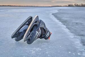 Paar von Männer Eis Rollschuhe auf ein gefroren See foto