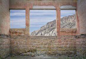 felsig Cliff Aussicht durch Fenster foto