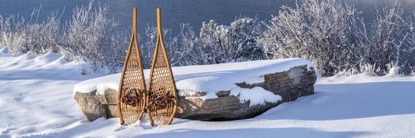 Berg See und klassisch Schneeschuhe foto