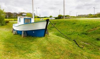 Boot mit schwerem Anker auf Gras foto