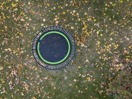 Mini Fitness Trampolin im Hinterhof foto