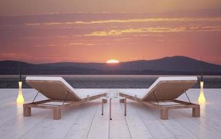 zwei Liegestühle auf der Infinity-Terrasse foto