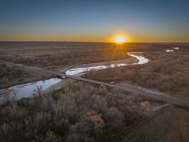 Sonnenuntergang Über Prärie und das Süd Platte Fluss im östlichen Colorado in der Nähe von Gauner, Antenne Aussicht von spät November Landschaft foto