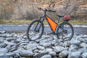 Expedition Berg Fahrrad auf ein Ufer von das Puder Fluss im fallen Sonnenuntergang Landschaft foto