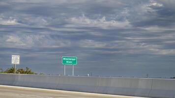 Mississippi Fluss Straße Zeichen auf ein Brücke Autobahn beim Alton, Illinois foto