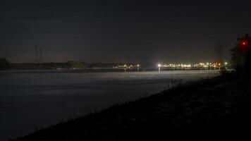 Nacht auf das Mississippi Fluss mit Beleuchtung von Werft Anlagen über Zusammenfluss mit das Missouri Fluss foto