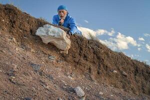 Senior Wanderer und Speckstein Felsen foto