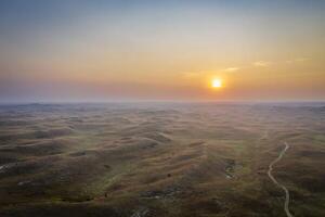 dunstig Sonnenaufgang Über Nebraska Sandhügel beim Nebraska National Wald, Antenne Aussicht von fallen Landschaft betroffen durch Lauffeuer Rauch von Colorado und Wyoming foto